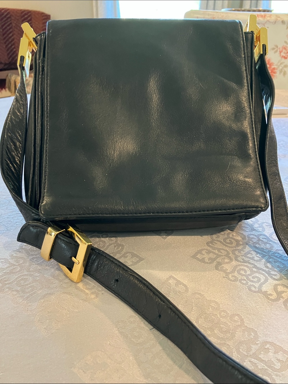 Lord & Taylor vintage perlina Black Leather Shoulder Bag with Gold Hardware